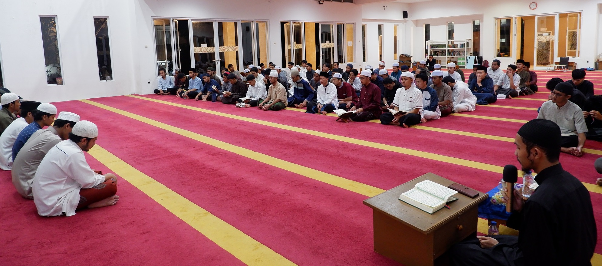 Acara ini menjadi semakin istimewa karena mahasiswa yang tampil membaca Al-Qur'an tidak menggunakan mushaf secara langsung, melainkan dengan membaca secara bil ghaib. 