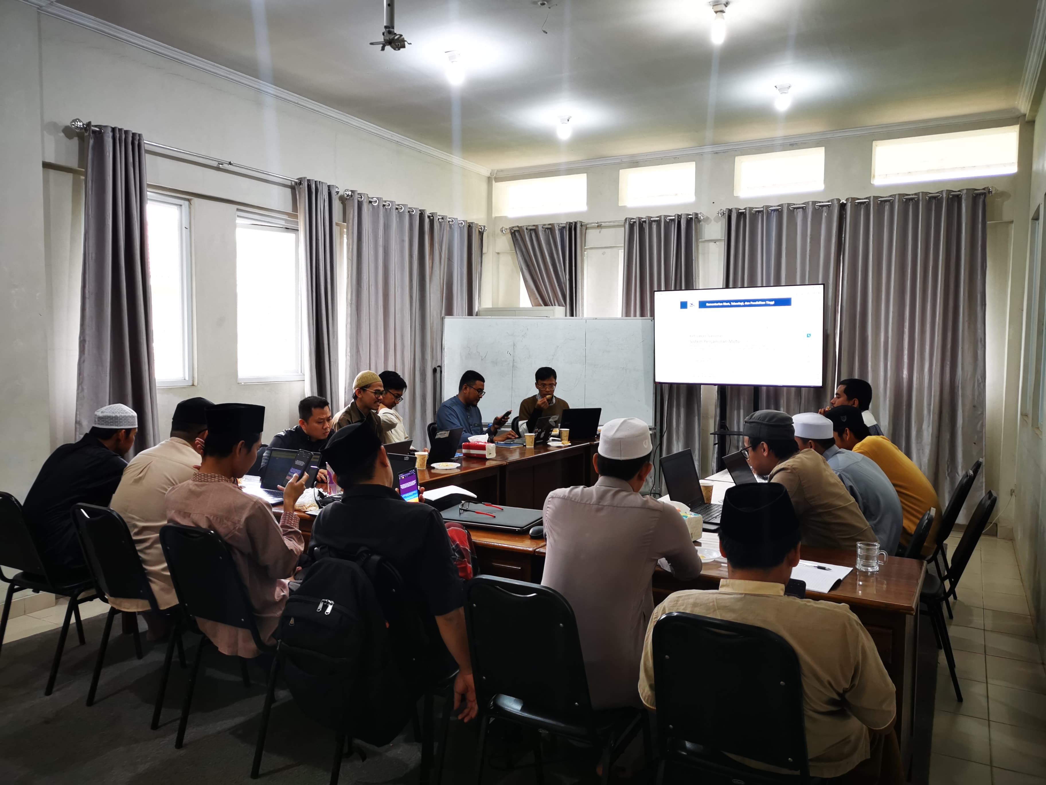 Sebanyak 15 peserta, terdiri dari tim LPM dan perwakilan dari berbagai bagian dalam organisasi, turut serta dalam pelatihan ini.